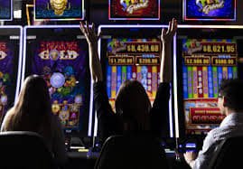 Aplikasi disinitoto di smartphone Android menampilkan menu Live Casino Playtech