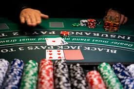 Antarmuka blackjack Playtech dengan dealer langsung dan kontrol taruhan di disinitoto